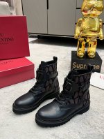 Valentino 华伦天奴秋冬新款女靴 顶级版本 上脚舒适百搭显瘦 高品质材质 原版大v扣 原版帆布不是市面上普通布料 鞋面全部采用高档头层粒面牛皮 进口牛里