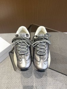 Dior迪奥 春夏走秀新款涂鸦素描 德训鞋 阿甘鞋 25Ss春夏秀场出镜率最高的单品 这双鞋改变了之前印象中的阿甘鞋单一的设计风格 保留着原本的造型 细节点缀上