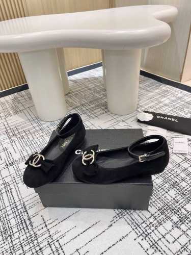 顶级版本 Chanel香奈儿 2024专柜顶级蝴蝶结水钻玛丽珍单鞋 这款经典设计；不平凡的水钻蝴蝶结拥入了多种配色元素 多元化混搭非常好看百搭，上脚非常轻巧 舒