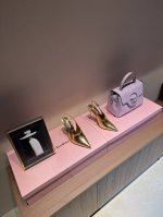 from 阿莱亚 Alaa 24秋冬系列银色镜面拼接slingback高跟鞋，面料材质超具未来感和女主气场，有打进你的心趴上吗？金银配色，绝美高跟鞋面：定制镜面