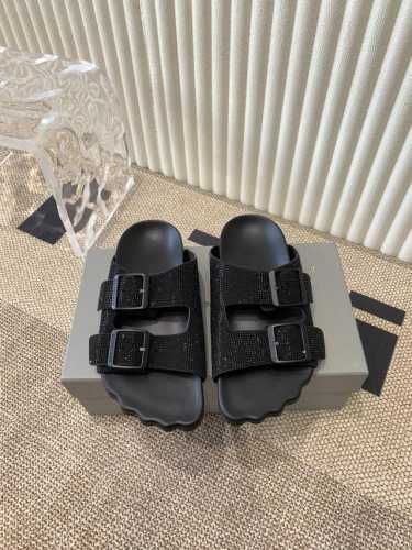 钻版 Balenciaga 巴黎世家 五指博肯拖鞋 顶级版本欧美名媛 明星 网红girl 大爱款 精致鞋面手工缝纫走线 蓬松柔软 亲肤柔软冬季必备款 时尚却不过