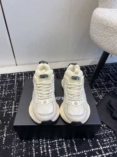 SMFK 24早春新款复古运动鞋 这款专业慢跑鞋，鞋身以多种轻便柔软， 材料拼接制作，网眼面料设计更加轻盈透气 比其他厚底运动鞋更轻，使穿着者运动时更省力 这期