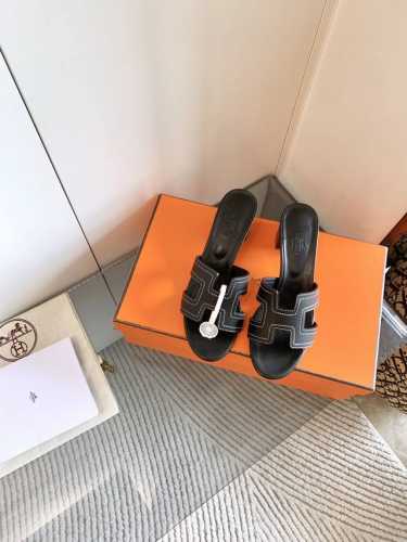 出 、H家经典Oran拖鞋注意看这款拖鞋跟以往的基础款垫脚是不同的，这是专柜最新做法，全新开模的高弹乳胶垫芯，全羊皮整包垫脚，logo立体感，辨识度超级好，专注