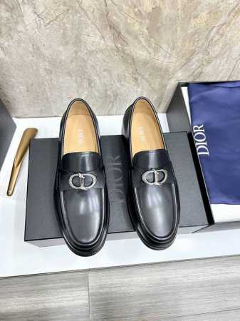 dior 迪奥 男士精品乐福鞋，这款 Dior Granville 乐福鞋是男装系列新品，彰显都市风范。采用棕色粒面牛皮革精心制作，搭配对比鲜明的缉面线，鞋面饰 - 点击图像关闭