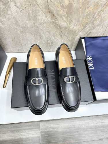 dior 迪奥 男士精品乐福鞋，这款 Dior Granville 乐福鞋是男装系列新品，彰显都市风范。采用棕色粒面牛皮革精心制作，搭配对比鲜明的缉面线，鞋面饰