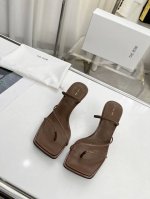 the Row 三带猫跟夹脚猫跟拖鞋，最新款夹趾凉鞋 来自美国的年轻品牌，这不用多说，是近两年最火之一的品牌，春夏的季节就要到了 凉鞋我感觉即将要爆火！无论是配
