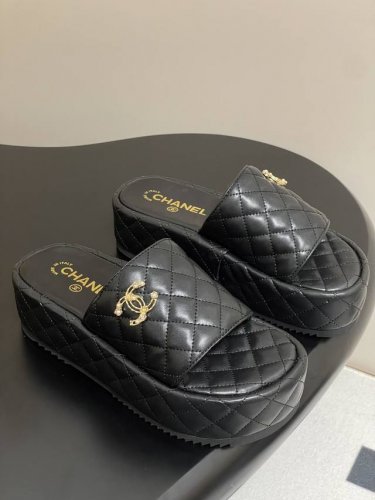 25Ss春夏新款Chanel小香菱格双C珍珠扣厚底凉拖鞋 珍珠双C扣搭配小香经典菱格凉拖鞋，俏皮又不失千金风～满满的精致感 妥妥的行走白富美！甜度百分百 美的移