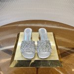 顶级版 R C 2025S 重工Rc蛇形系列，Bouquet 蝴蝶花朵水钻缎面中跟粗跟凉鞋拖鞋℡ 商品描述：层叠错落的彩色蝴蝶渲染如画，蔚蓝的天空定格此刻浪漫，
