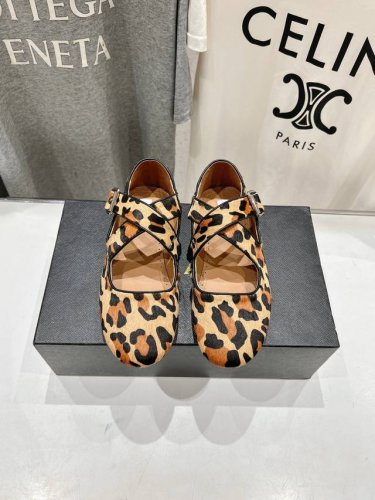 高版本出厂 独家新品 Alaia 阿莱亚24ss 走秀款平底芭蕾舞鞋 最近超火的一款平底鞋 章小蕙同款 甜酷芭蕾风 人气超高的一款芭蕾舞鞋，浪漫又迷人 舒适百搭