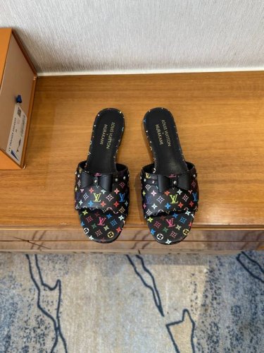 出厂： Louis Vuitton 路易威登 Lv春夏新款 白三彩系列平底拖鞋 蝴蝶结凉拖 白三彩蝴蝶结搭配牛皮铆钉，也太出彩了！ 拖鞋的造型可爱也很乖巧好看呀