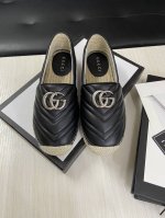 GUCCI 长期做货 最新！春夏清爽色系一字渔夫鞋 市场顶级版本，官网同步，永不过时，超级舒适，四季都可以穿，上脚超美绗缝真皮徽标渔夫鞋。 鞋面：采用特殊进口羊