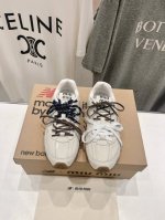 高版本出厂420 Miumiu 缪缪G027Miu Miu X New Balance联名款运动鞋 早春发售前先近赏同样是在十月的巴黎时装周，又被眼尖的粉丝们看