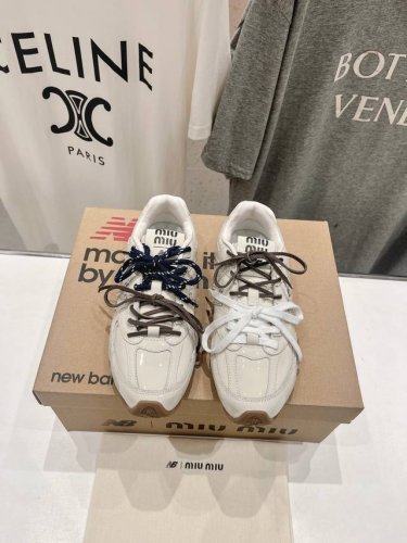 高版本出厂420 Miumiu 缪缪G027Miu Miu X New Balance联名款运动鞋 早春发售前先近赏同样是在十月的巴黎时装周，又被眼尖的粉丝们看