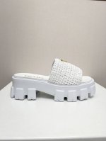 prada 超火厚底凉鞋 超火爆最新春夏锯齿罗马编织超轻厚底凉鞋 复古时髦前卫的轮齿 让整双鞋轻便舒适鲜艳色彩满足不同风格时髦人士的多种选择 标志性金属三角标搭