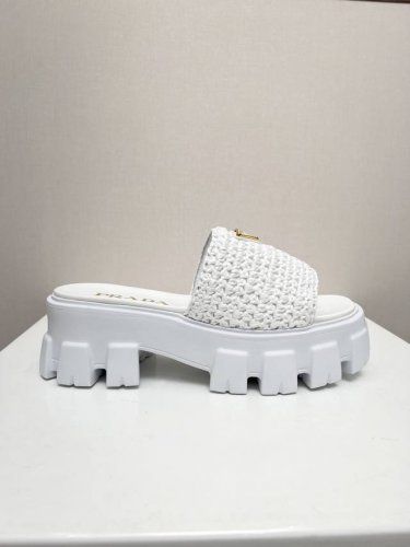 prada 超火厚底凉鞋 超火爆最新春夏锯齿罗马编织超轻厚底凉鞋 复古时髦前卫的轮齿 让整双鞋轻便舒适鲜艳色彩满足不同风格时髦人士的多种选择 标志性金属三角标搭