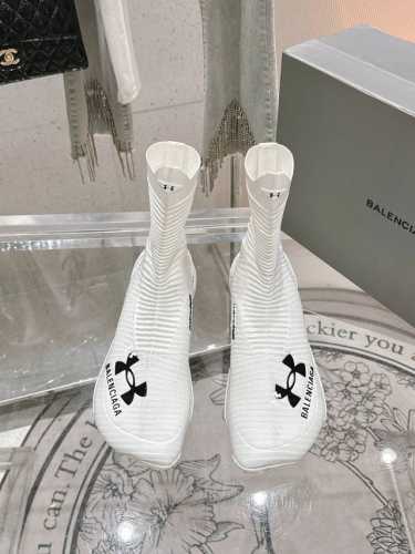 女款 男款 X Under Armour 安德玛联名 情侣款 飞驶运动鞋休闲鞋.这款飞织运动鞋是巴黎世家和安德玛强强联合，运动品牌和时尚产品携手打造时尚出街單品