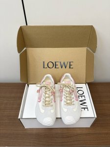 顶级版本 配飞机盒 Loewe 25Ss早春阿甘鞋 德训鞋 运动鞋 扣件+10 罗意威拼色运动鞋！极简风格真的做到极致、实在太百搭！随便穿搭就可以很高级、鞋子很