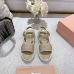 miumiu缪缪春夏走秀款饼干鞋，厚底鞋，马丽珍 简约的马丽珍鞋设计，极具辨识度的鞋舌，打造佛系甜美的休闲风~~上脚气场十足随意搭配，长裙，短裙，短裤，穿出与众