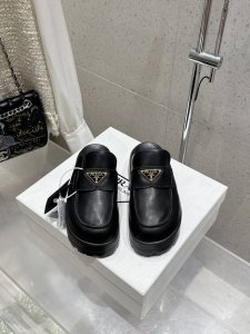 Prada 普拉达2025春夏新款厚底凉鞋 三角扣面包包头半拖鞋 最新走秀系列 经典升级 舒适度与时髦度并存 每个颜色搭配都好看，设计搭配不同风格需求鞋面：原版