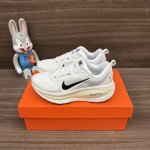 顶级版本 Nike Vomero 18 舒适防滑耐磨 低帮跑步鞋，情侣款 码数：36-45 含半码 全套得物包装：毒卡 毒扣 棉袜 毒盒。