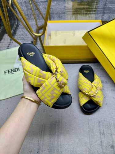 实价： Fendi最新垫料双带平底凉拖鞋，带三维Fendi字样金色装饰性D环搭扣，缎面材质饰有棕色标志性Ff图案。35-43码