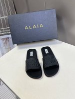 Alaia阿莱雅小众潮牌春夏新款冲孔雕花平底拖鞋 这品牌这不用多说 是近两年最火之一的品牌 几乎博主人手一双 春天的季节就要到了 推荐这款随性又不乏设计感的拖鞋