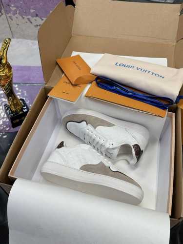 工厂价： Lv新款24Ss 航海刺绣运动鞋 新品lv Confetti系列 黑白配色，是全皮材质。麂皮拼接小牛皮！ 刺绣版面是l家航海元素的刺绣，超级精致好看！