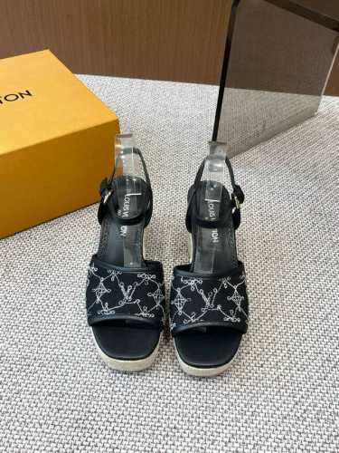 Lv 新品 New Arrival～Lv春夏厚底麻绳增高水台凉鞋 单宁色搭配的棕色皮质 也太出彩了 性感舒适 拉满了夏日美鞋能给的满分 情绪价值 凉鞋的造型也很