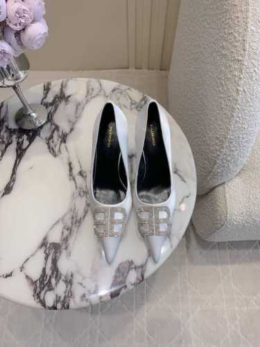 出厂价P P380 Balenciag*经典款高跟单鞋 小尖头设计拉长腿部线条 经典双B扣装饰大气又耐看 鞋面真丝 内里垫脚羊皮 意大利真皮大底 跟高8Cm 尺