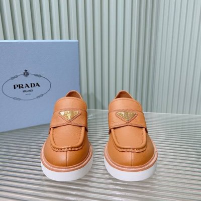Prada**24aw新款乐福鞋 荔枝纹牛皮面里牛皮 橡胶底 这款鞋面搭配三角牌金属扣，中和了整个鞋子的气质，完全不会特别正式或者老气，有点俏皮感觉但完全不会甜