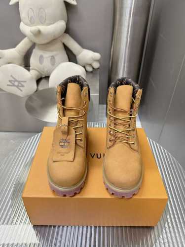 LV踢不烂的联名款确认发售 Louis Vuitton x Timberland靴子。 这双鞋整体还是以Timberland 畅销的大黄靴为原版，再在鞋面上通过