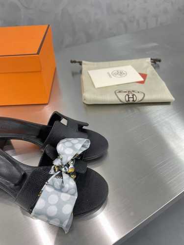 爱马仕 HerméS 经典 工 字拖 高品 方跟 款式经典 简约 此款主要对比的就是工艺 品质 爱马仕 HerméS 夏天开始不一样的夏天生活 爱马仕Hermé
