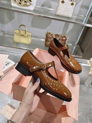 2024miumiu缪缪 秋冬新款英伦风 玛丽珍 乐福鞋，原版1:1复制，MiuMiu秀场 复古风独一无二的来自Miu Miu系列的细节特写 新季的潮流要素 面