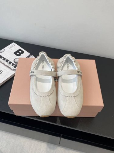 Miu Miu 缪缪 25Ss新款 芭蕾跳舞鞋 鞋面设计立体豆豆绣简单很随意不羁 复古颜值满分 又能体现单宁美感 整双鞋子设计简约时尚 上脚非常轻便而且百搭码数