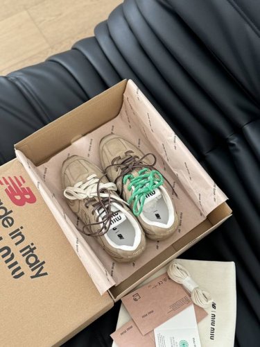 顶级版本 缪缪MiuMiu x New Balance NB 情侣款 休闲 运动鞋 阿甘鞋 德训鞋 原版购入开发 做货 Miu Miu x New Balanc