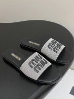 25Ss早春新款Miumiu麻布字母Logo平底一字拖鞋 妥妥的度假风来袭 Zp开发 原版拆卸 对版缪缪字母 Miu真的太少女啦！ 夏天怎么能少得了一双百搭又舒
