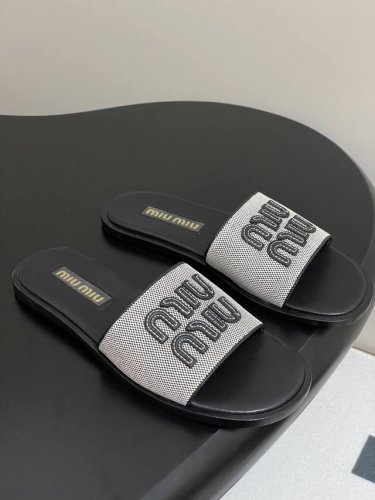 25Ss早春新款Miumiu麻布字母Logo平底一字拖鞋 妥妥的度假风来袭 Zp开发 原版拆卸 对版缪缪字母 Miu真的太少女啦！ 夏天怎么能少得了一双百搭又舒