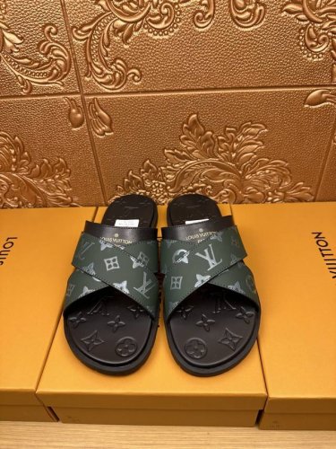 louis Vuitton 路易威登 官网1:1开模定制 经典老花料 原版升级版大底防滑轻便 市场顶级品质 男士拖鞋时尚主打潮流 百搭爆款 简单不失品味 自信满