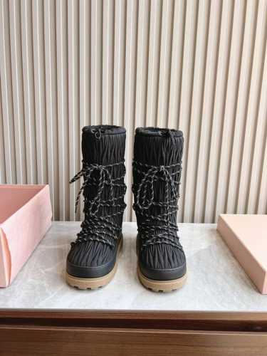 出厂 独家顶级版本 MiuMiu缪缪24ss系列，女士徽标尼龙华达呢雪地派对金属标双色厚底收缩系带羽绒雪地靴滑雪靴胖头靴！ 有轻奢的内蕴品质，自带温暖的腔调，材