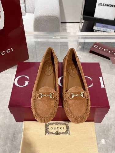 Gucci 饰马衔扣女士平底芭蕾鞋 衣橱必备单品优雅焕新。这款设计以优质迷你Gg绒面材质匠心打造，巧妙融合品牌经典传承与现代精致魅力。经典马衔扣细节以闪亮的银色