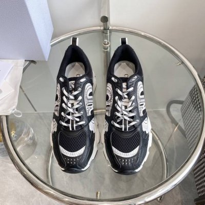 情侣款 Dio R迪奥24早秋新品Dior Chrono Cd厚底复古运动鞋老爹鞋 顶级品质 这款Dior Chrono 运动鞋是二零二四秋季成衣系列新品，以