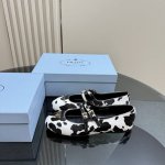 顶版 带飞机盒 prada 普拉达经典三角标 豹纹玛丽珍鞋 街头辣妹风 造型感很强 高级感All Black颜值 欧美时尚 四季必备款 日常随心搭配裙子 裤子