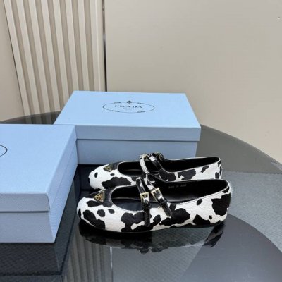 顶版 带飞机盒 prada 普拉达经典三角标 豹纹玛丽珍鞋 街头辣妹风 造型感很强 高级感All Black颜值 欧美时尚 四季必备款 日常随心搭配裙子 裤子