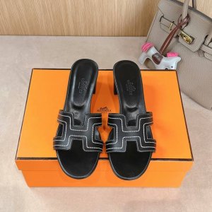 粗跟刺绣款 Hermes 爱马仕H拖鞋Oasis 凉鞋系列 时尚又百搭 超级舒服 每个细节都做到极致 原版Swift小牛皮 原版1:1独家私模鞋面 原版真皮大底