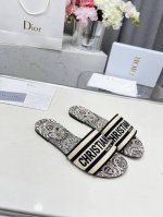 cd迪奥女士老花刺绣皮底拖鞋 克里斯丁迪奥一直是华丽与高雅的代名词 在时尚殿堂一直是雄踞顶端 特別值得一提的是 鞋底绣花图案 再現Chrstian Dior珍愛
