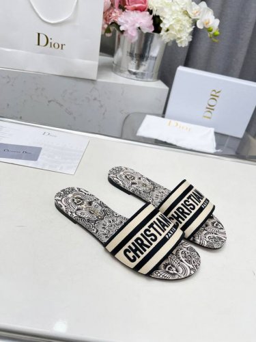 cd迪奥女士老花刺绣皮底拖鞋 克里斯丁迪奥一直是华丽与高雅的代名词 在时尚殿堂一直是雄踞顶端 特別值得一提的是 鞋底绣花图案 再現Chrstian Dior珍愛