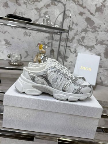 Dior Chrono 迪奥老爹鞋 高版本. 原版开发全新Tpu吸膜超轻极软组合大底. 运动风格 运动鞋..老爹鞋.. 上脚超美超赞..各路明星网红纷纷上脚..