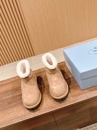 Prada 普拉达秋冬新款雪地靴 滑雪靴 皮毛一体的面料 打造理想的柔软度 短筒版型，在都市或山地均可穿着，显小腿细 保暖又凹造型 Size：35-39 40 - 点击图像关闭