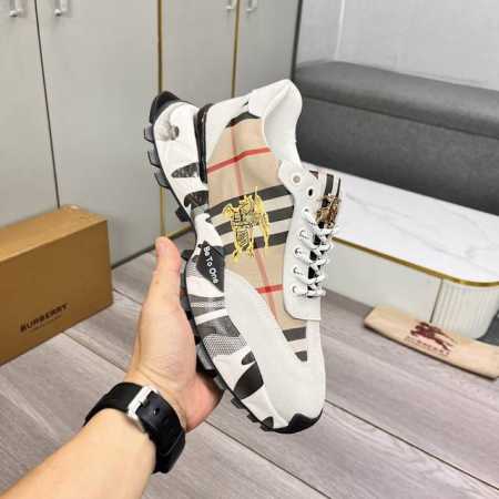 出厂价 巴宝利最新款休闲男鞋 休闲时尚爆款， 版型简洁大气， 面料采用进口牛皮配原版布料，透气网布内里，原版耐磨橡胶大底，独家新款，实物拍摄，两色可选，码数：3 - 点击图像关闭
