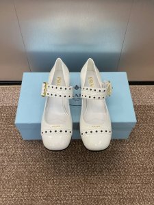 工厂价 普拉达 2025 Prada春夏新款冲孔玛丽珍芭蕾舞女鞋 明星同款字母logo五金皮带扣低跟方头复古女单鞋 市面顶级高端版本材质:鞋面进口牛漆皮+水染羊